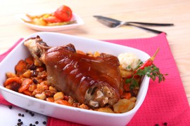 ZAPEČENA KOLENICA SA POVRĆEM: Hrskava korica, meso sočno i mekano - NAJBOLJI RECEPT za nedeljni ručak