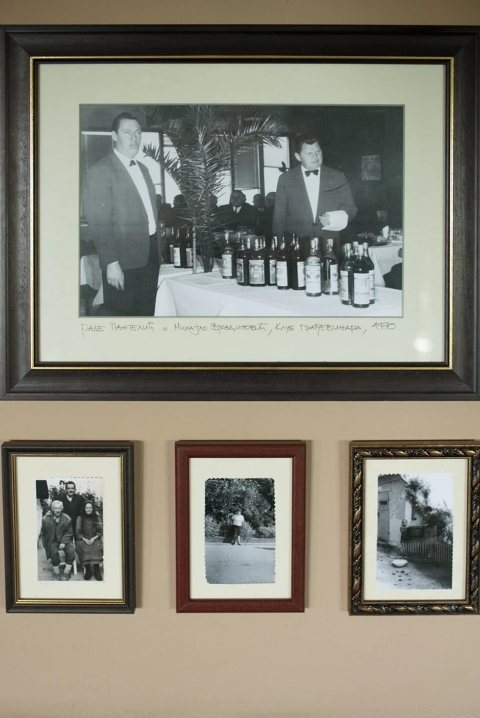 Mihajlo na otvaranju restorana sa gostima i prijateljima