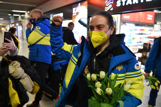 Ukraińscy sportowcy - reprezentanci Ukrainy na Igrzyskach Paraolimpijskich 2022 w Pekinie, na warszawskim lotnisku Chopina