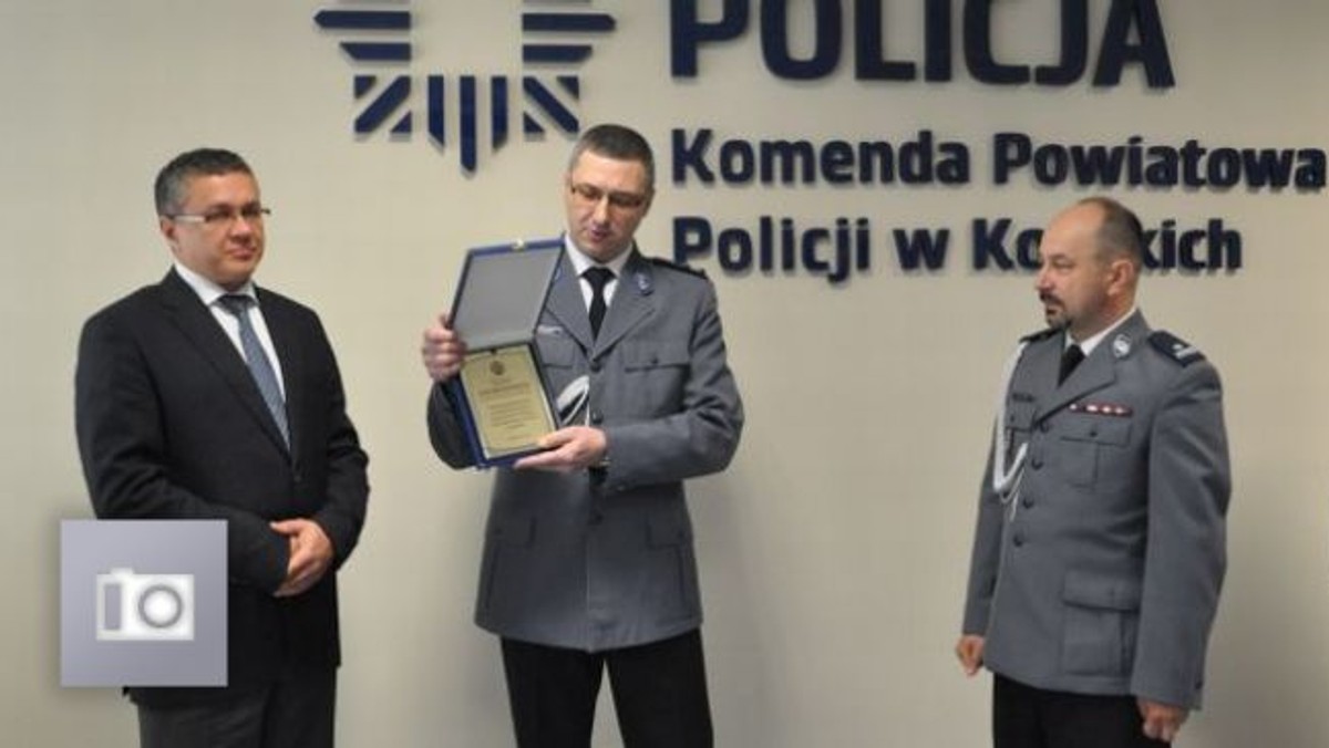 W Sali Odpraw Komendy Powiatowej Policji w Końskich odbyło się uroczyste pożegnanie Komendanta Komisariatu Policji w Stąporkowie podinspektora Jacka Krzepkowskiego. Po półtorarocznym dowodzeniu komisariatem w Stąporkowie, podinspektor Jacek Krzepkowski pożegnał się z koneckimi policjantami.