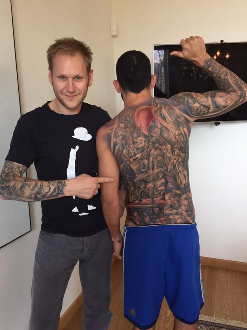 Polski tatuażysta wykonał tatuaż Carlosowi Tevezowi!