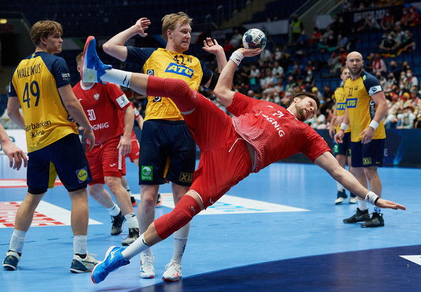 Kamil Syprzak (P) oraz Eric Johansson (C) i Karl Wallinius (L) ze Szwecji podczas meczu grupy II rundy zasadniczej mistrzostw Europy piłkarzy ręcznych w Bratysławie