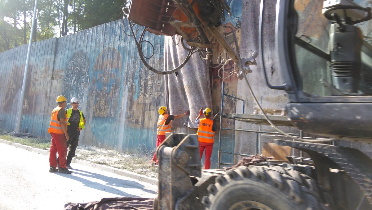 Do końca tygodnia potrwają prace związane ze wzmocnieniem muru oporowego przy alei Powstańców Śląskich, na którym znajduje się słynny mural Silva Rerum. Urzędnicy zapewniają, że rysunek nie zostanie uszkodzony.