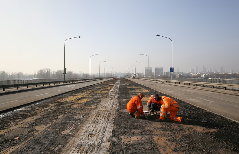 Prezydent stolicy poinformowała, że pierwsze wyniki ekspertyzy, zrealizowanej po pożarze mostu, wykazały poważne uszkodzenia. Pożar Mostu Łazienkowskiego wybuchł w sobotę, około godz. 17.30. Zaczęło się od sterty desek, znajdujących się pod przeprawą na praskim brzegu Wisły. Potem zaczął się palić drewniany podest pomostu technologicznego, znajdującego się w dolnej części mostu. Pożar objął blisko połowę jego długości. Wysoka temperatura spowodowała też zniszczenia nawierzchni i odkształcenia konstrukcji przeprawy. Akcja gaśnicza trwała blisko 12 godzin i zakończyła się w niedzielę, około godz. 6 rano. CZYTAJ TAKŻE: Eksperci nie pozostawiają złudzeń. Most Łazienkowski po pożarze trzeba zbudować od nowa