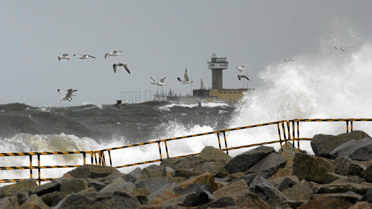 Silny wiatr zerwał linie wysokiego napięcia. W kilkunastu miejscowościach na Pomorzu nie ma prądu - poinformowała TVN24. Na morzu panuje sztorm, a porywy wiatru mogą osiągać nawet 100 km/h.