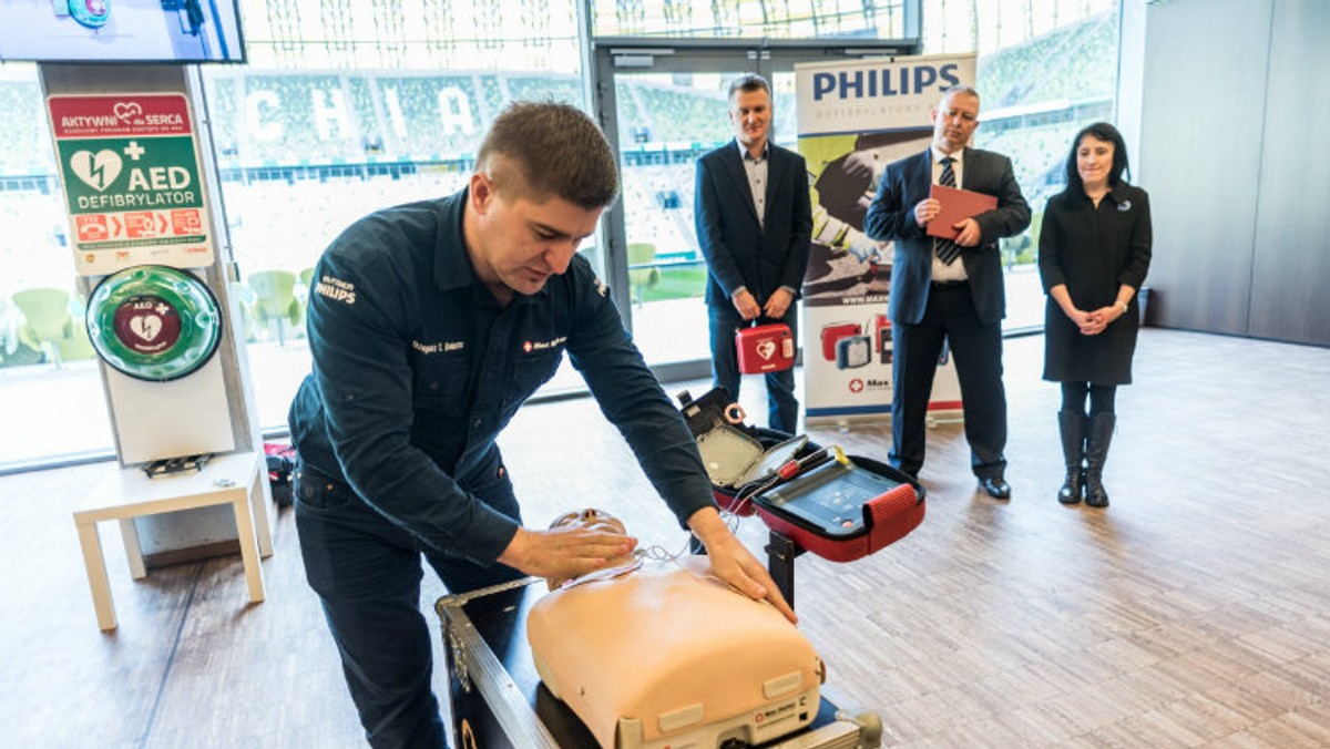 Jeżeli karetka spóźni się, choć o kilka minut, przenośny defibrylator daje szansę, że człowiek, u którego zatrzymała się akcja serca, nie umrze na ulicy. W Gdańsku takich urządzeń wciąż jest za mało. Teraz jednak za sprawą budżetu obywatelskiego, ich liczba może znacząco wzrosnąć. Wszystko zależy od samych mieszkańców.