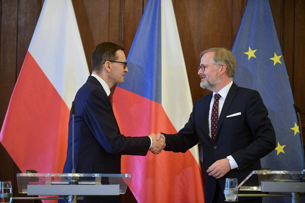 Premier Mateusz Morawiecki (L) i premier Republiki Czeskiej Petr Fiala (P)