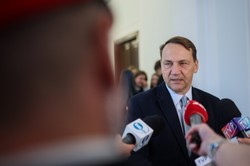 Gorąco na spotkaniu z Sikorskim. Kobieta krzyczała: Pan kłamie. Została wyprowadzona