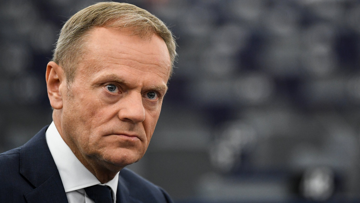 Nie o nastrój chodzi, tylko ważne sprawy - powiedział rano w Sopocie, były premier, przewodniczący Rady Europejskiej, Donald Tusk, który ma o godz. 10.00 zeznawać jako świadek w warszawskim Sądzie Okręgowym. Powiedział on te słowa dziennikarzom wychodząc z domu i udając się w podróż do stolicy.