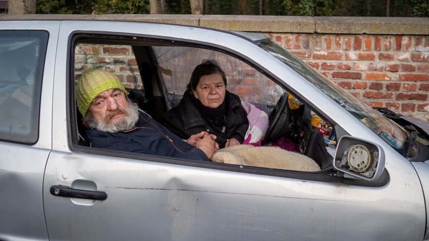 Bezdomni mają dom w aucie na ulicy w Łodzi.