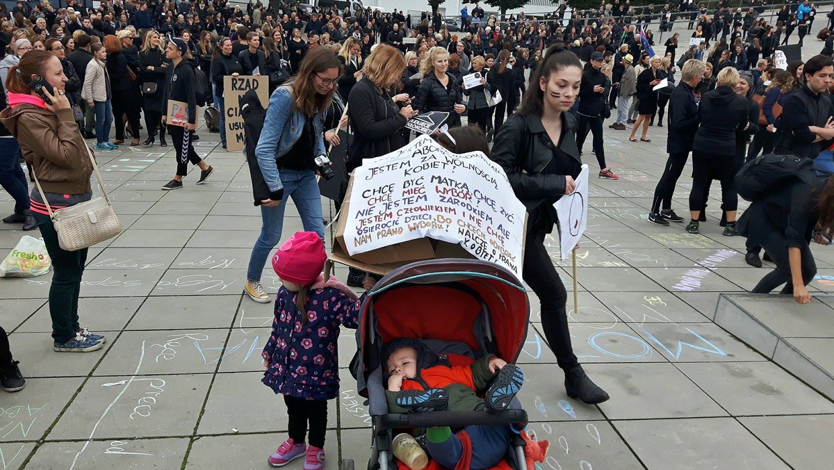 Jesień Średniowiecza - pod takim hasłem na dziś w Szczecinie, podobnie jak w wielu innych miasta Polski zaplanowano manifestację przeciwko procedowanej przez Sejm ustawie. Chodzi o kontrowersyjne prawo w sprawie m.in. edukacji seksualnej.