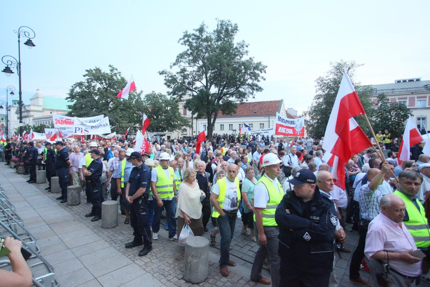 Dziennikarz TVP zaatakowany na miesięcznicy