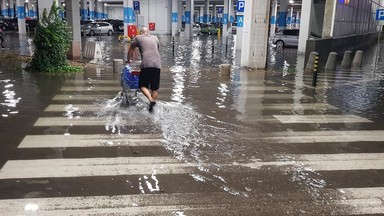 Fontanna wody wybiła w centrum handlowym. Zalania po burzach  [FOTO, WIDEO]