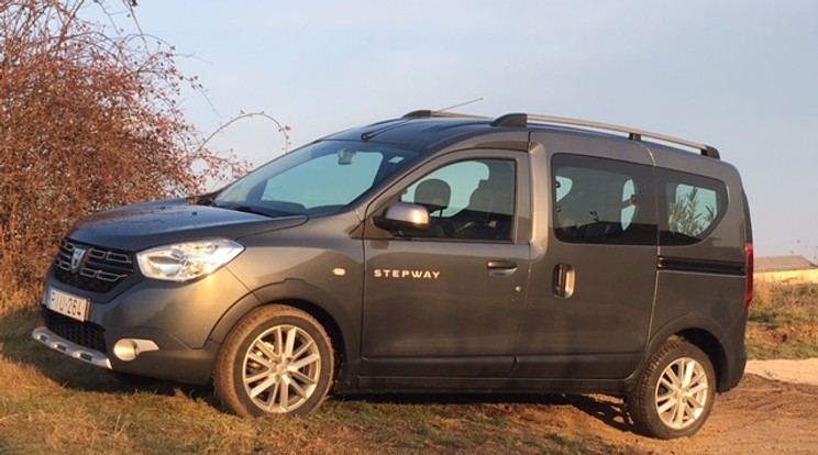 A Dokker Stepway terepes kinézete ellenére semmi köze a terepjárókhoz: egy kis sáros emelkedő is zavarba tudja már hozni