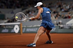 Świątek na korcie zarobiła ponad 8 mln dol. Do Radwańskiej jeszcze jej sporo brakuje