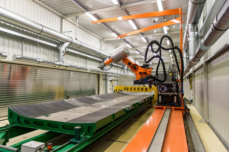 - Cieszę się, że światowy lider w branży kolejowej i lotniczej rozszerza swoją działalność w Polsce. Rozbudowa fabryki Bombardiera we Wrocławiu, po LG Chem, Daimlerze i Toyocie, to kolejna duża inwestycja realizowana w ostatnim miesiącu na Dolnym Śląsku. Pokazuje, że Polska cieszy się zaufaniem inwestorów, a polski rząd jest dla nich wiarygodnym partnerem. To także jasny sygnał, że nasz kraj jest otwarty na innowacje w obszarze przemysłu. Ta inwestycja wpisuje się w nasz Plan na rzecz Odpowiedzialnego Rozwoju w obszarze reindustrializacji. Chcemy, aby przemysł był bardziej konkurencyjny i lepiej wykorzystywał innowacje, a tym samym stał się silnym filarem polskiej gospodarki – powiedział wicepremier, minister rozwoju i finansów Mateusz Morawiecki.<br><br> (kru) PAP/Maciej Kulczyński