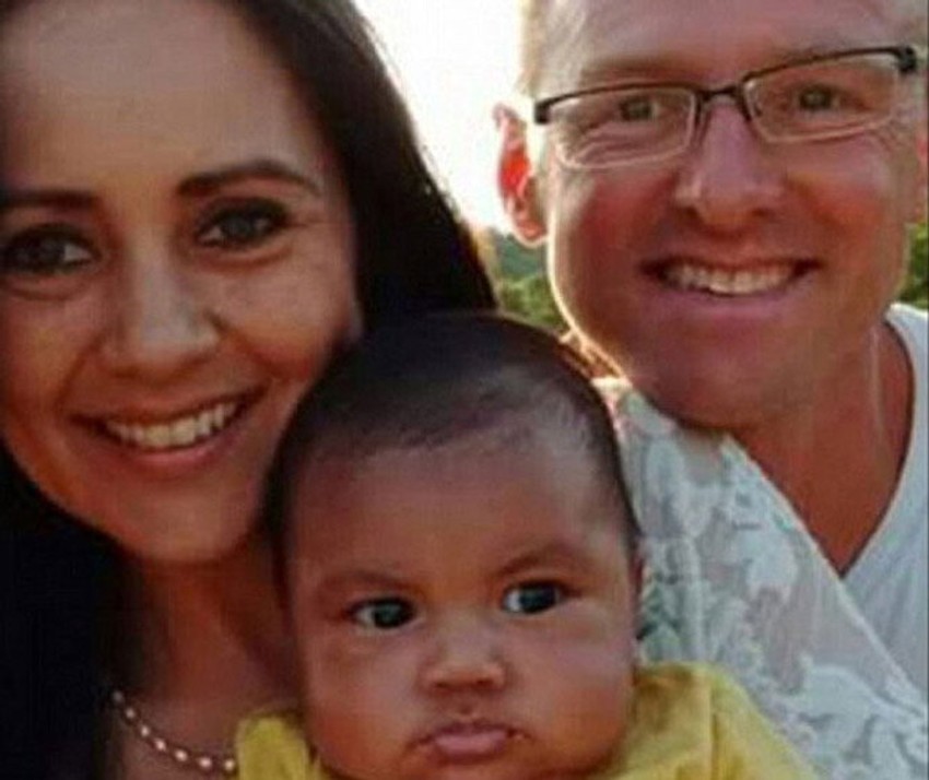 Mersedes Kasaneljas i Ričard Kašvort sa dečakom Džejkobom, za kog se ispostavilo da nije njihov sin
