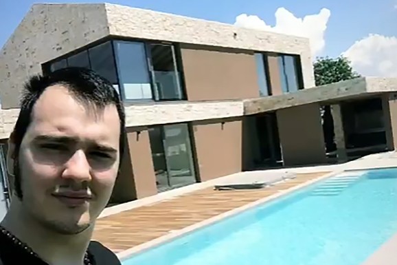 KUĆA BALAŠEVIĆA U NOVOM SADU OSTAVLJA BEZ DAHA Aleksa pokazao kako uživa sa ćerkicom Verom u porodičnom bazenu i drži je na ramenima