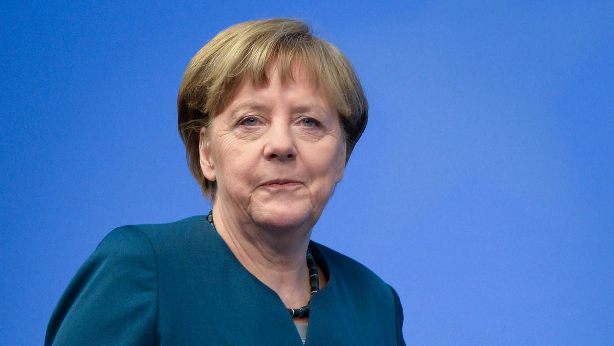 "Spiegel" pisze dziś w materiale "Czwarta Rzesza" o obawach Europejczyków przed dominacją Niemiec, zamieszczając na stronie tytułowej prowokacyjny fotomontaż przedstawiający Angelę Merkel wśród oficerów Wehrmachtu na okupowanym przez nazistów Akropolu.