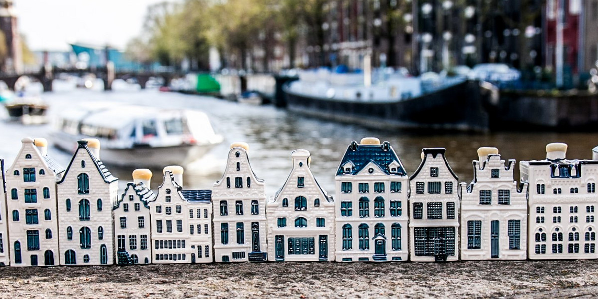 Domki Delft Blue dla pasażerów KLM odzwierciedlają prawdziwe holenderskie kamienice i budynki