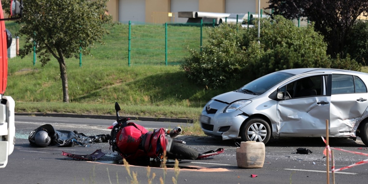 Auto zmiażdżyło motocyklistę. Z jego ust poleciała krew.