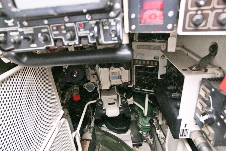 Leopard 2A5 dostarczony do 34. Brygady Kawalerii Pancernej z Żagania. Widok wnętrza.<a href=' http://forsal.pl/galerie/794824,zdjecie,1,radziecki_smiglowiec_bojowy_mi_24_historia_i_zdjecia.html' target='_blank' style='color: blue'> Kliknij tutaj, aby przeczytać także na temat rosyjskiego śmigłowca bojowego</a><BR><BR>Fot. (lm/jkm) PAP/Lech Muszyński