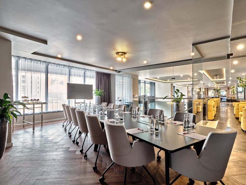 Sezon konferencyjny w pełni, a rąk do pracy brakuje. Kogo szukają firmy i ile można zarobić?