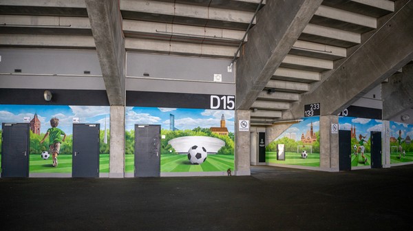 Nowy mural na Tarczyński Arenie z wieloma miejskimi akcentami. 