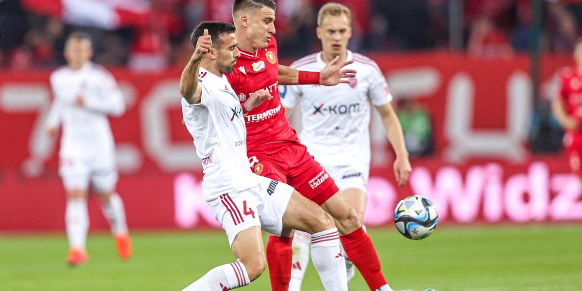 W meczu Widzew - Raków nie brakowało ostrych starć. Jedno z takich wejść poważną kontuzją mógł przepłacić Gustav Berggren ( z tyłu).