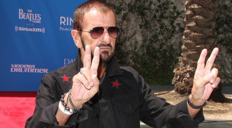 Lovagi rangot kap Ringo Starr