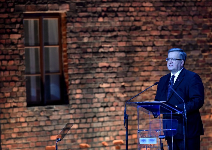 Bronisław Komorowski przemawia w czasie uroczystości rocznicowych w Auschwitz