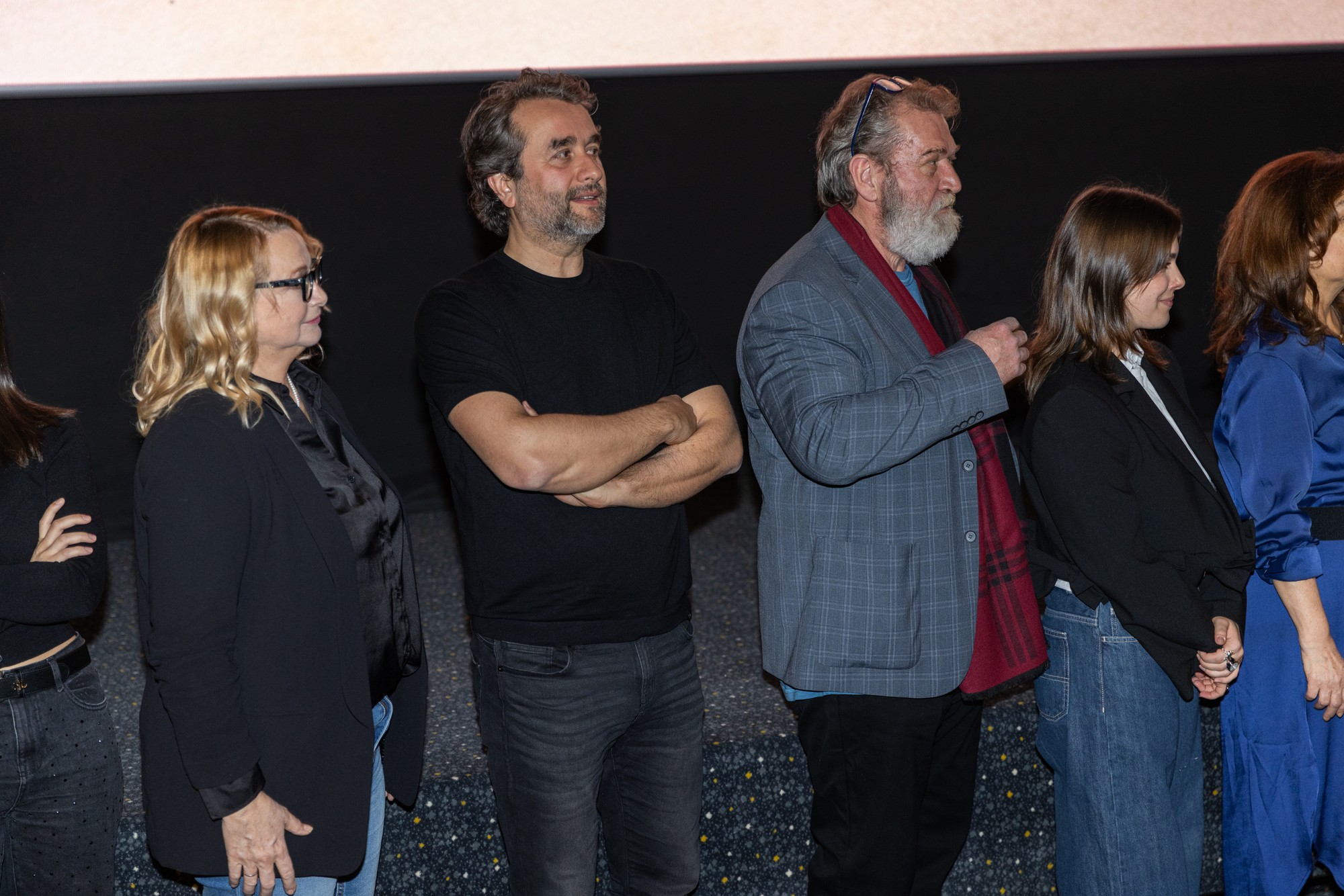 Herec Michal Ďuriš (uprostred) na premiére seriálu Sľub.