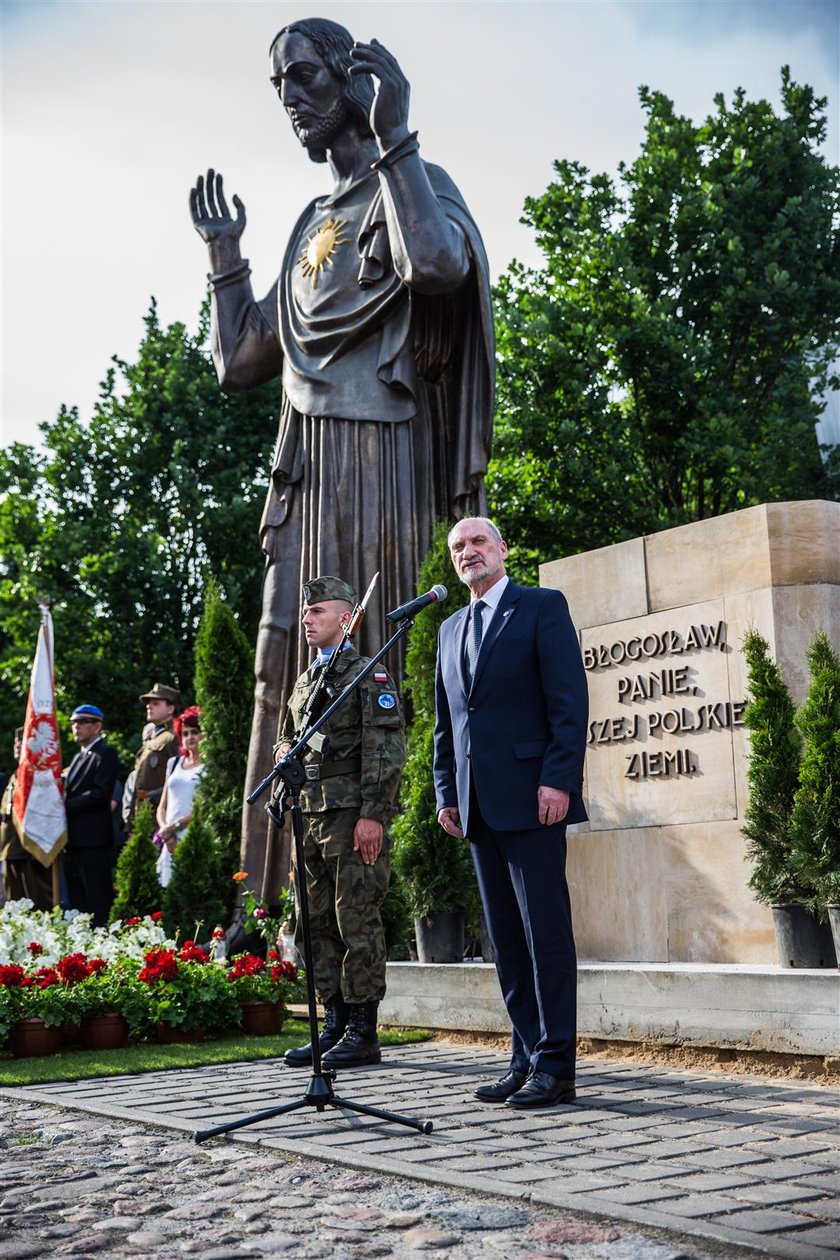 Antoni Macierewicz na poświęceniu pomnika Jezusa w Poznaniu