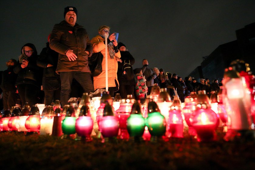 Polacy oddają hołd tragicznie zmarłemu prezydentowi. Poruszające zdjęcia