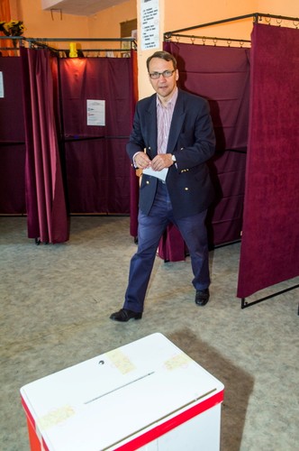 Marszałek Sejmu Radosław Sikorski głosuje w lokalu wyborczym w Samoklęskach Dużych