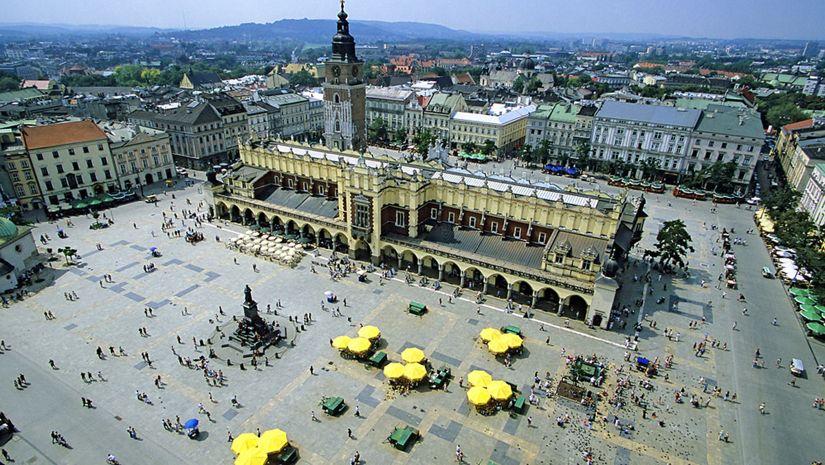 W krakowskich Sukiennicach otwarto w piątek zmodernizowaną Galerię Sztuki Polskiej XIX wieku. Przez najbliższe 2 dni turyści będą mogli bezpłatnie zwiedzać galerię do godz. 2.00 w nocy, uczestniczyć w koncertach, pić kawę na tarasie i podziwiać z dachu Sukiennic krakowski rynek.