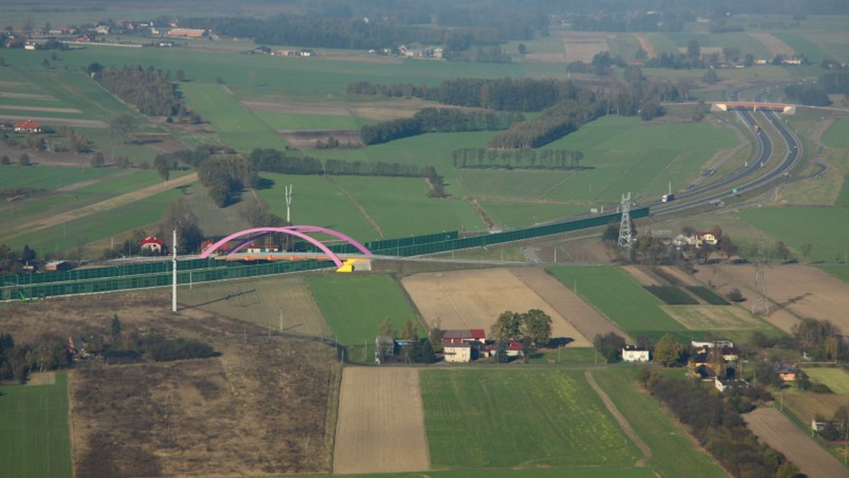 Samorządowcy z województwa łódzkiego apelują do resortu infrastruktury, by w sprawie budowy drogi ekspresowej S14, będącej zachodnią obwodnicą Łodzi, dochodziło do regularnych spotkań obu zainteresowanych stron - władzy centralnej i lokalnej. Jak na razie resort wstrzymuje się z odpowiedzią.