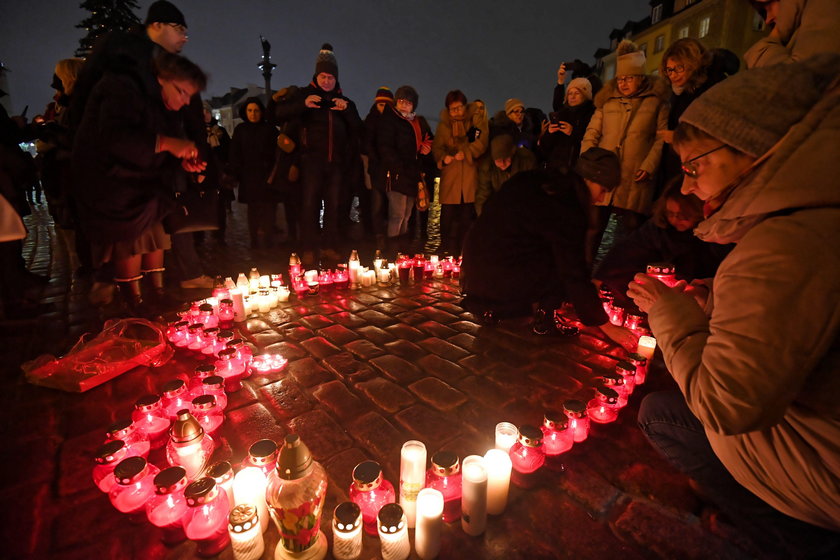 Polacy oddają hołd tragicznie zmarłemu prezydentowi. Poruszające zdjęcia