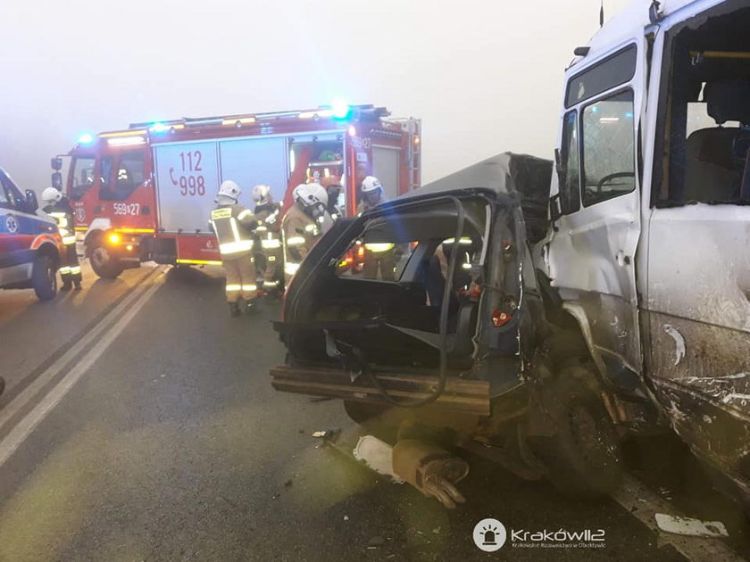 Wypadek busa z osobówką pod Wieliczką 