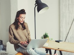 Zakupy w czasie pracy i inne "grzeszki". Zbadano, jak Polacy działają w systemie home office