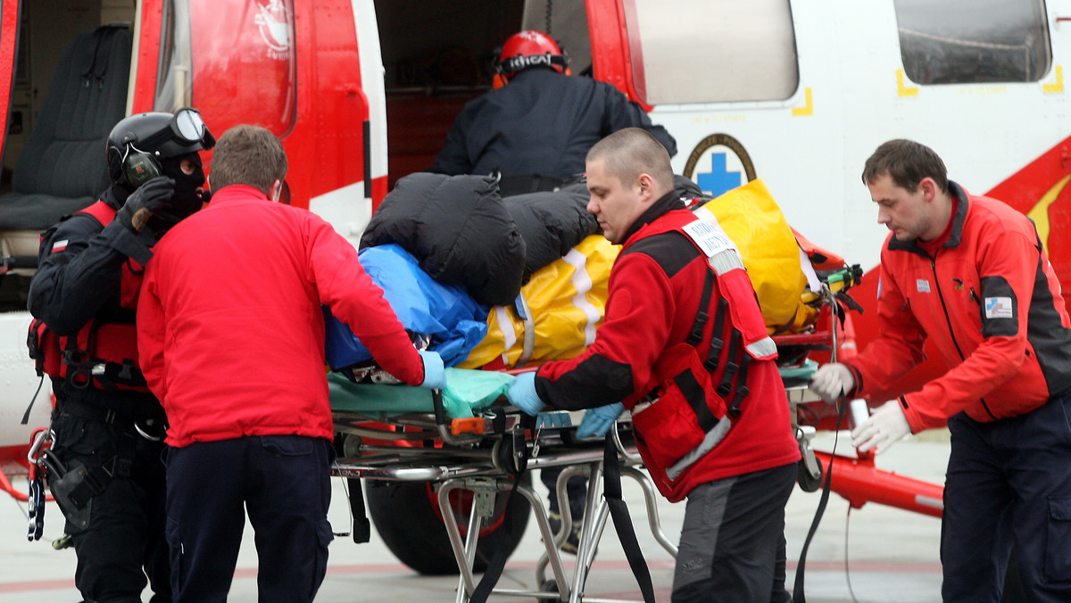 Ratownicy TOPR przetransportowali do Zakopanego śmigłowcem zwłoki turysty, odnalezione w Wyżnim Czarnostawiańskim Kotle w Tatrach. Prawdopodobnie jest to Czech, jego zaginięcie nie było wcześniej zgłaszane.