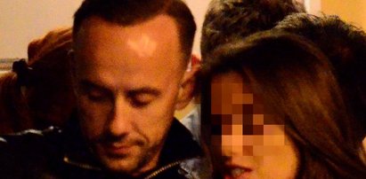 Nergal w barze z tajemniczą brunetką