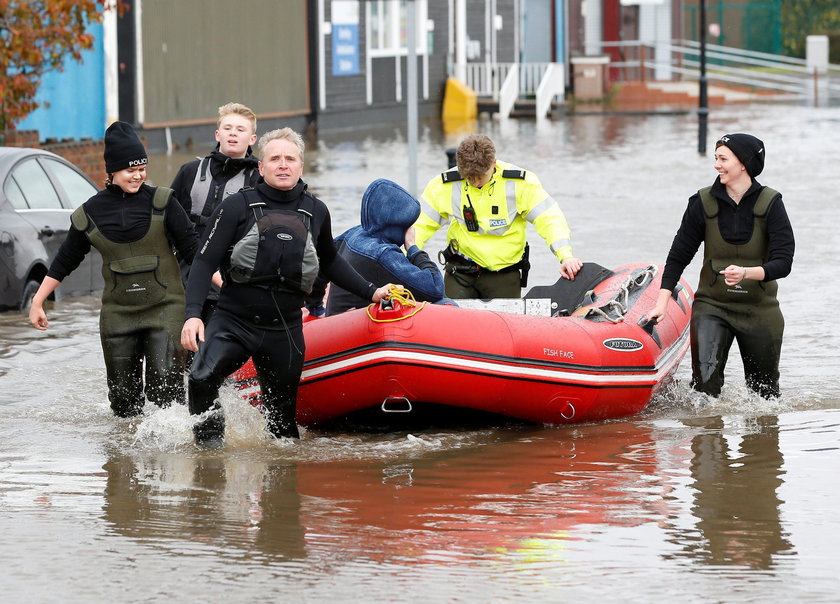 Powodzie w północnej i środkowej Anglii. Jedna osoba zginęła