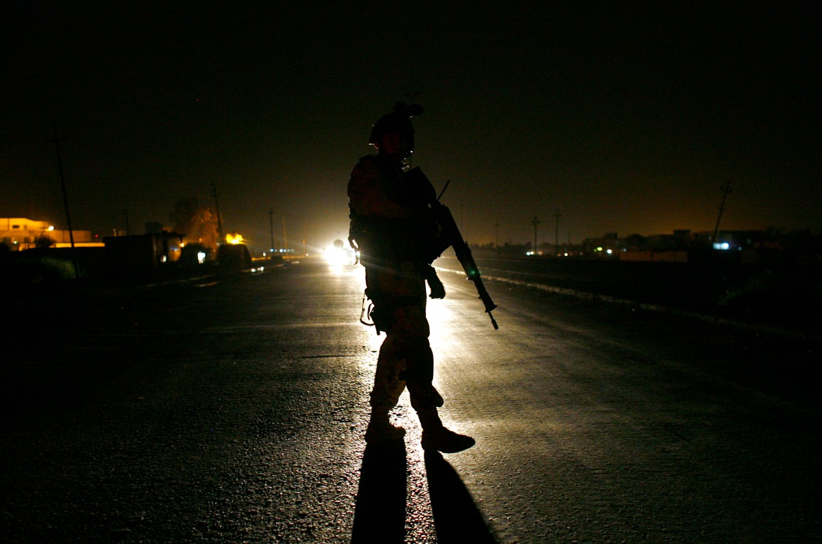 12.06.2007 Irak, Al Kut, CAMP DELTA

Nocnypatrol wykonyway przez 17. zmechanizowana Brygade polaczony z ustawianiem check pointow na ktorych dokonywano przeszukan samochodow.

Fot. Wojciech Grzedzinski