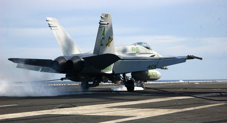 Amerykański samolot FA-18C Hornet podczas lądowania na lotniskowcu USS Harry S. Truman (CVN 75). Widoczna na zdjęciu lina to aerofiniszer, który pozwala zatrzymać samolot na dystansie kilkudziesięciu metrów.