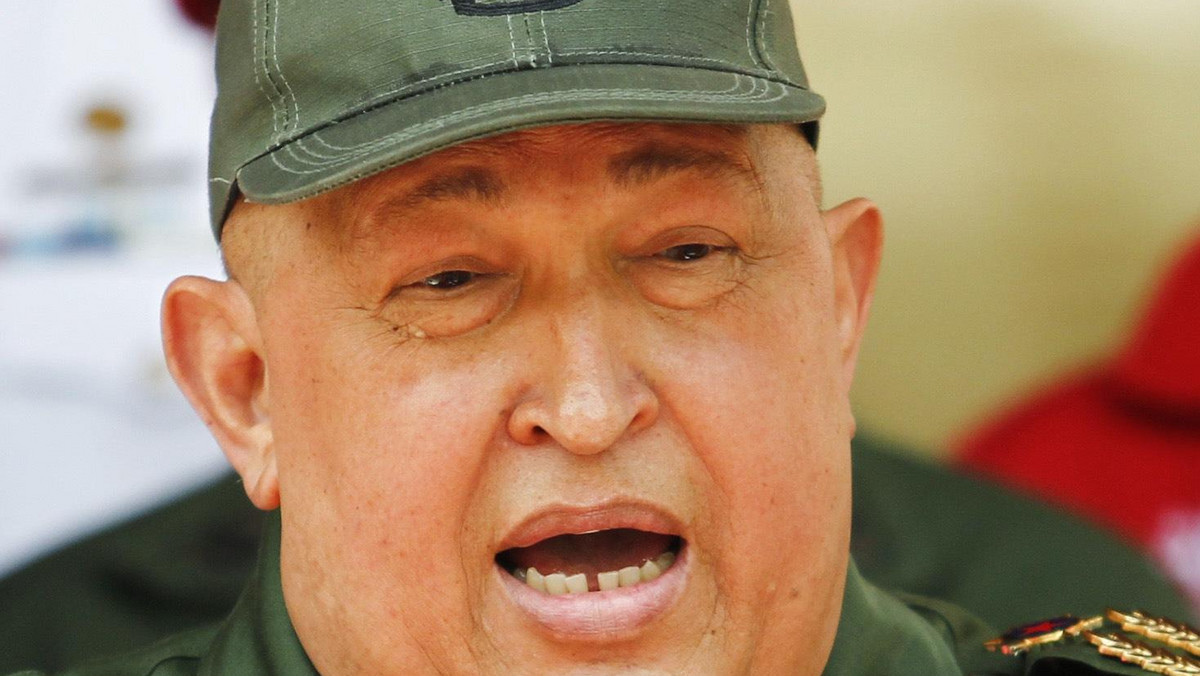 Prezydent Wenezueli Hugo Chavez udał się w sobotę na Kubę w celu poddania się kolejnej, czwartej serii chemioterapii w ramach leczenia choroby nowotworowej. Chavez powiedział żegnającym go zwolennikom, że pokonuje chorobę oraz, że będzie to prawdopodobnie ostatnia seria zabiegów.