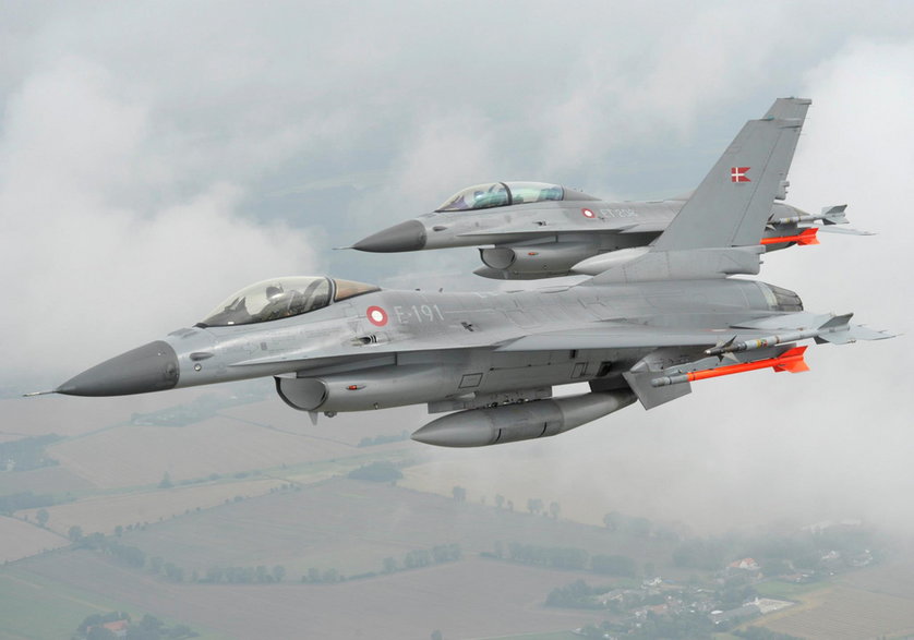 Duńskie Siły Powietrzne eksploatowały 60 egz. F-16A i 17 egz. F-16B, z których 48 egz. F-16A i 13 egz. F-16B przeszło do 2005 r. modernizację MLU