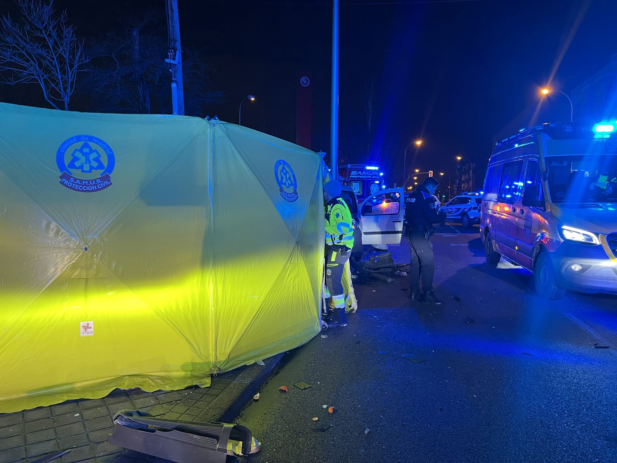 Cuatro heridos en dos accidentes de tráfico, uno en parada cardíaca