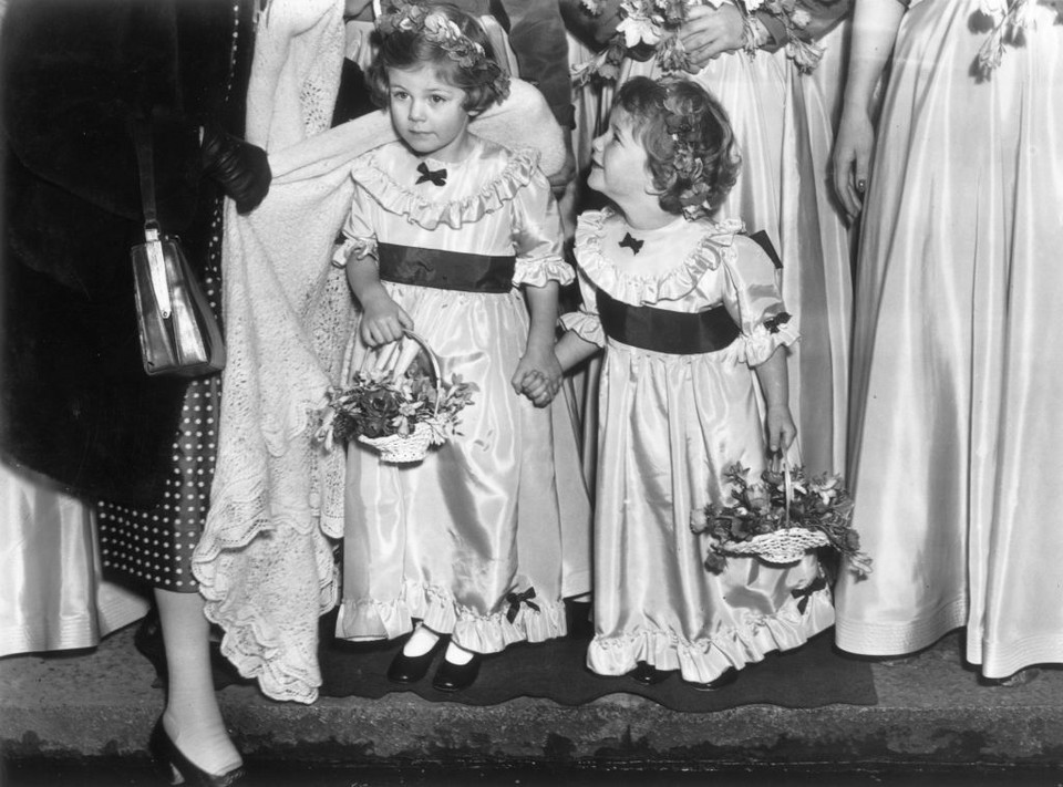4-letnia Camilla i jej 3-letnia siostrzyczka Annabelle Shand na ślubie Jeremy'ego Cubitta i Diany du Cane. Londyn, 17 stycznia 1952 roku. 