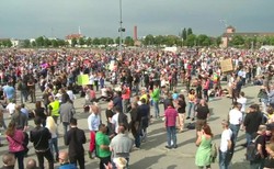 "Koronawirus to kłamstwo". Protest antyszczepionkowców w Niemczech [WIDEO]
